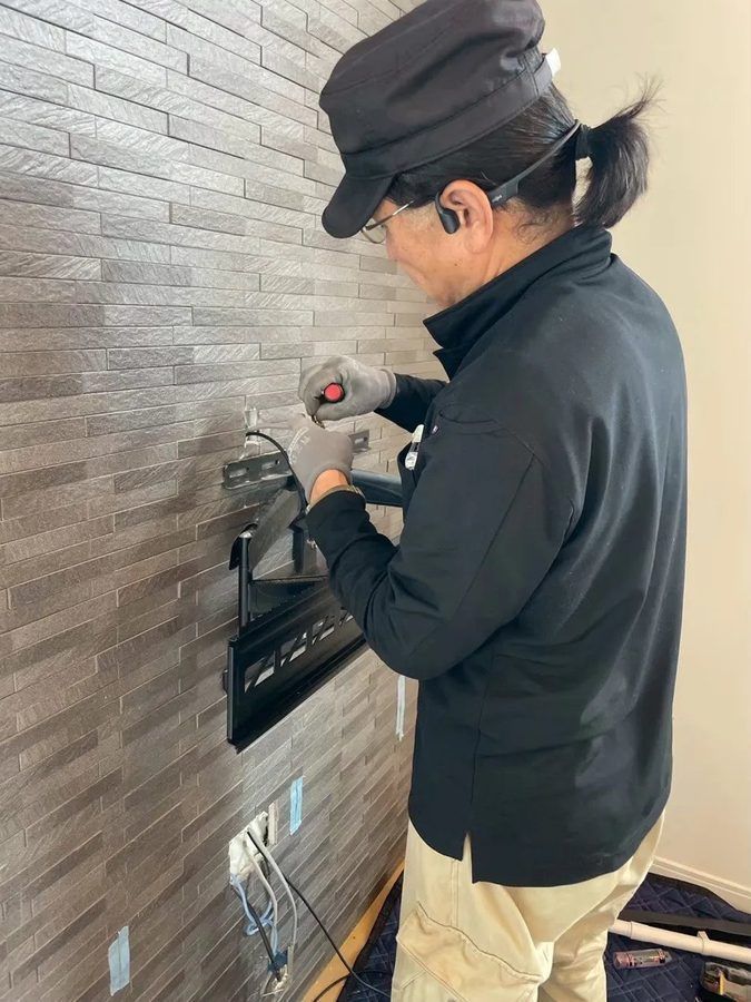 作業前：テレビ壁掛け金具の取り付け作業