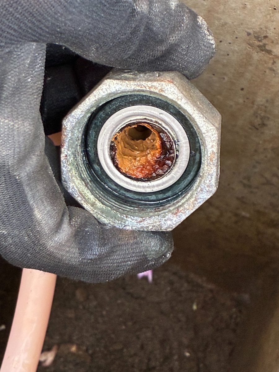 最初に外した継手の内部。赤茶色の鉄分が層になり、水の通り道が小さな穴になっている